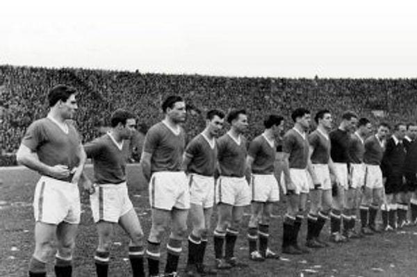 4. 1950'lerde sıradan bir takıma ait gibi görünen bu kare, Manchester United'ın o yılki takım üyeleri ölmeden önceki çekilen son fotoğraf. Bu maçın ardından Münih'te ölümcül bir kaza yapan uçakları, takımdaki çoğu kişinin ölümüne neden olmuştu.