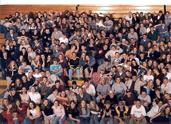 11. Columbine Lisesi'nde 20 Nisan 1999'da çekilen bu fotoğrafta, sol üstte ve en arkada duran iki çocuk (Eric Harris ve Dylan Kleboid) silah işareti yaparak poz veriyorlar. Maalesef fotoğrafın çekilmesinin hemen ardından sınıflarından 12 kişiyi ve bir öğretmeni öldürüp, 24 kişiyi de yaraladılar. Daha sonra da intihar ettiler.