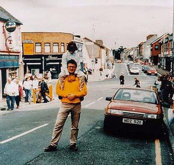 15. 15 Ağustoa 1998'de Kuzey İrlanda'da çekilen bu fotoğraftaki kırmızı araba, fotoğraftan saniyeler sonra havaya uçtu. Fotoğrafı çeken kişi dahil olmak üzere 29 kişi öldü, 220 kişi yaralandı. Şanslarına baba ve kızı hayatta kaldılar.