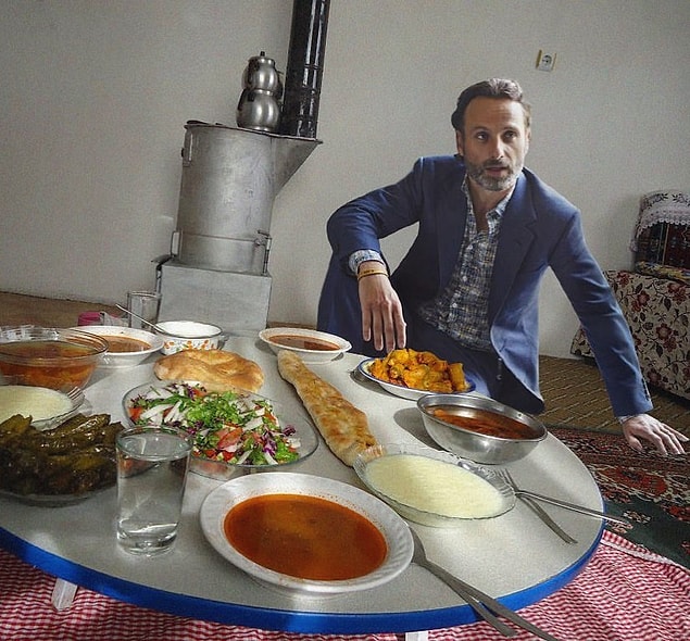 15. Carl, masayı da al. Shane amcana atacağım fotoğrafı.