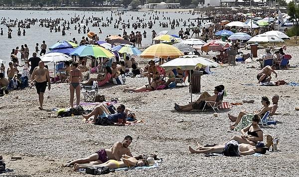 Güneşe hasret kalan Yunan halkı, 16 Mayıs tarihi ile birlikte plaja inmeye başladı.