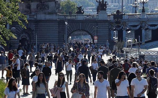 Fransa'da sıcak havanın tadını çıkarmak isteyen insanlar, Seine nehrine inerek yürüyüş yaptılar.