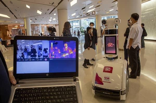 6. Alışverişten bahsetmişken, Bangkok'ta  alışveriş merkezlerinde insanların ateşlerini ölçen bir robot bulunuyor.