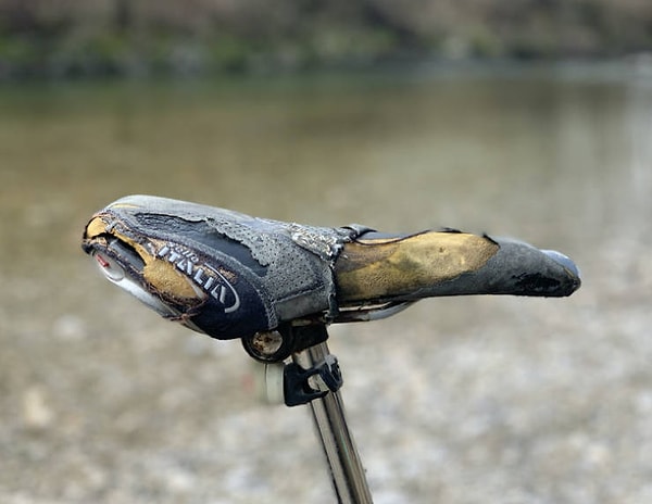 2. «Седло моего велосипеда, на котором я проехал 50 тысяч километров. Оно чрезвычайно удобно и защищает велик от кражи своим уродливым внешним видом».