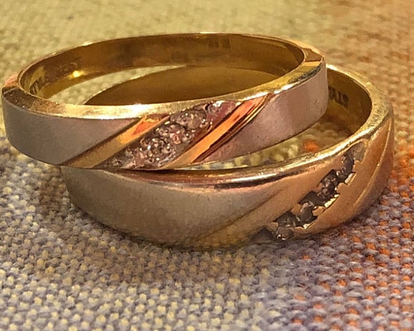 1. «Обручальные кольца после 33 лет совместной жизни. Мое внизу. Моя жена никогда не носила свое, потому что оно ей не подходило».