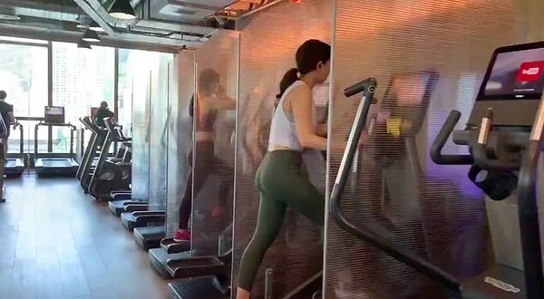 В этом тренажерном зале в Гонконге между тренажерами есть сепараторы