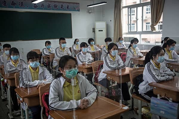 Во многих школах есть защитные доски вокруг столов.