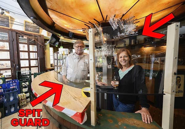 В этом баре, расположенном в Германии, есть разделитель между сотрудниками и баром.