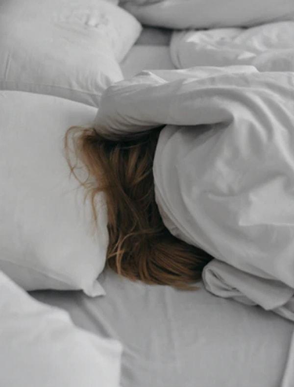 2. "Vücudumuz ve zihnimiz için oldukça zararlı olmasına rağmen uykusuzluk konusunu kimse garipsemiyor."
