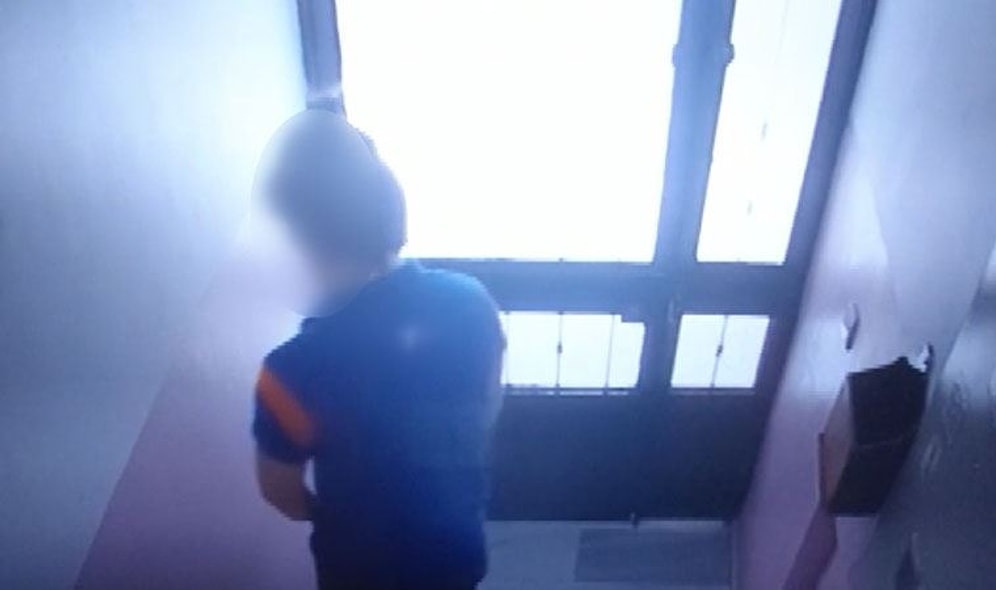Yok Artık! Teslimatı Yaptıktan Sonra Apartmana İdrarını Yapan Kargocu