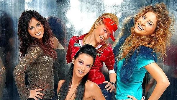 "Olmaz Oğlan" şarkısıyla genç kızların kalbinde taht kurmuş Hepsi grubu ilk şarkılarını yayınladıkları günden beri popülaritesini sürdüren gruplardan biri.