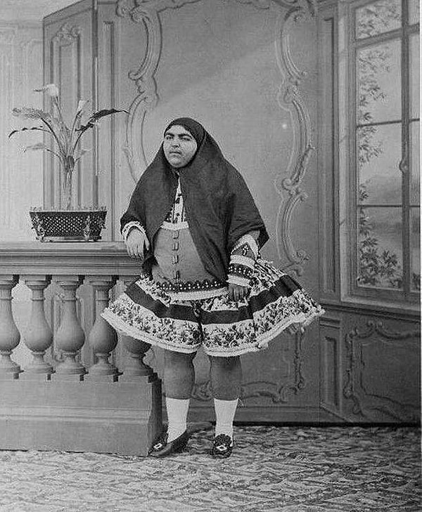 11. Принцесса Фатим Ханум была второй дочерью Насера ад-Дина Шаха. Насер ад-Дин Шах был самым долгим правящим монархом и правил как шах (король) Персии с 1848 года до его убийства в мае 1896 года.