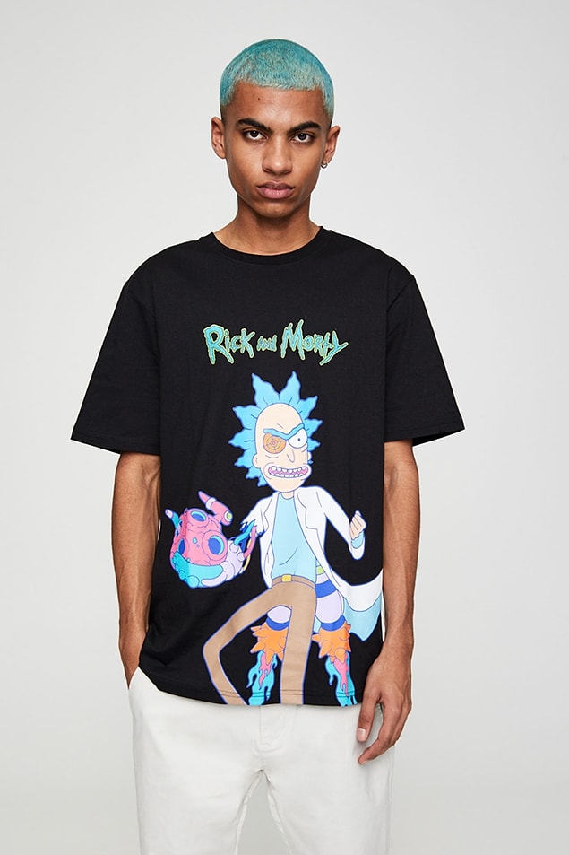 10. Pull&Bear siyah Rick And Morty tişört çok tatlı değil mi sizce de?