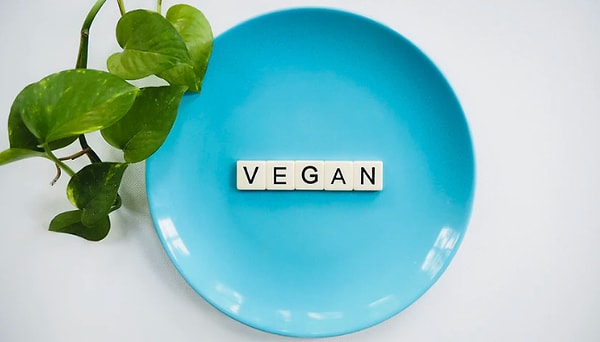 3. Слово веган происходит от слова вегетарианец и впервые используется Элси Шригли и Дональдом Уотсоном в 1944 году, когда они перешли на полностью растительное питание, считая, что вегетарианство содержит слишком много продуктов животного происхождения.
