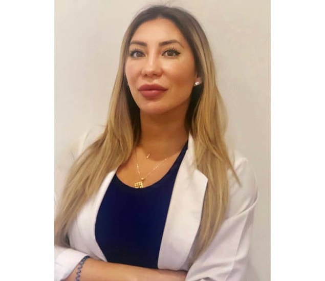 Öncelikle sizleri 35 yaşındaki Zoe Gazola ile tanıştıralım. Zoe 12 yıldır bir klinikte çalışıyor.