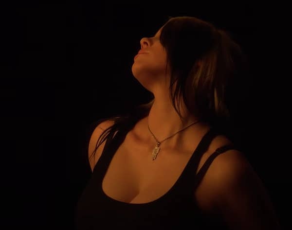 "Если я ношу то, в чем мне удобно, то я не недостаточно женственна. Если я буду собой, то я буду казаться вам шлюхой. Хотя вы все еще не видите мое тело, вы все еще критикуете, и критикуете меня за это"