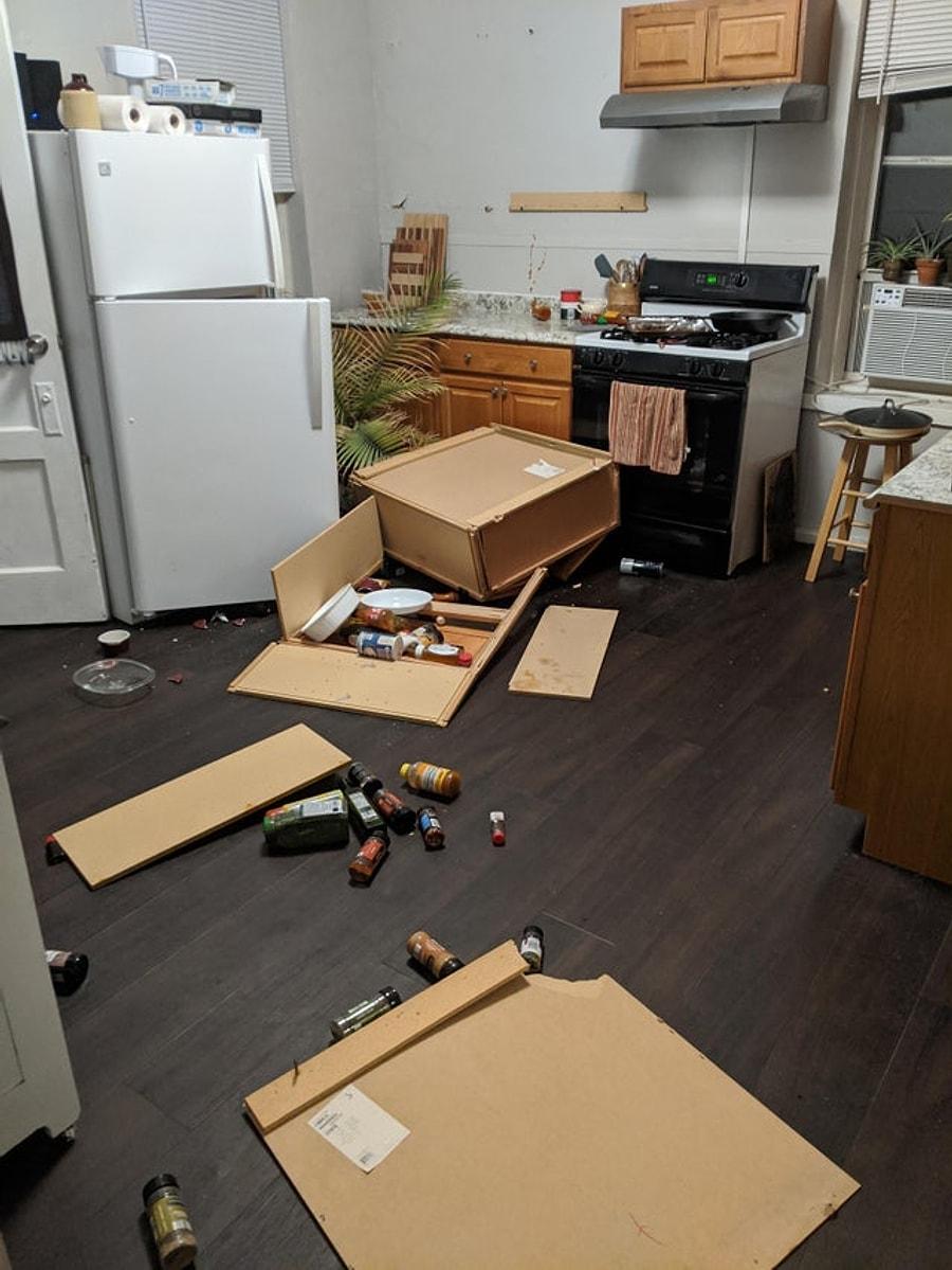 Упал шкаф на кухне