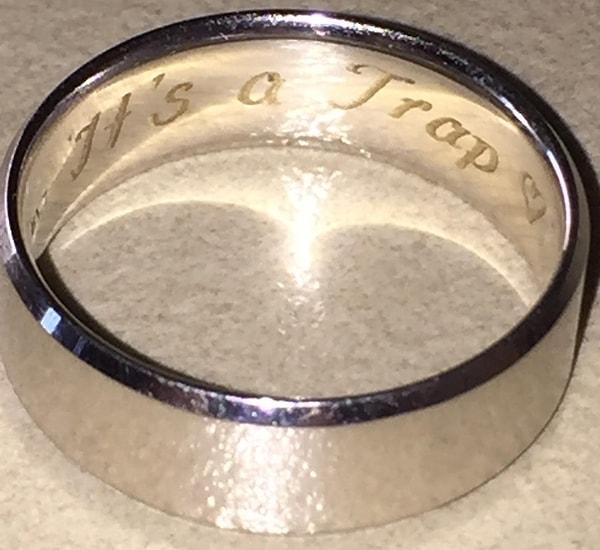 1. "Nikahımızdan sonra eşim, yüzüğümün içinde yazan yazıya bakmamı istedi."