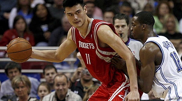 4. Yao Ming Miami'de ilk maçına çıktığında Miami Heat onun adına 8 bin şans kurabiyesi dağıtmıştı. Fakat Yao Ming daha önce hiç şans kurabiyesi görmediği için bunu Amerikalılara özgü bir şey sanmıştı.