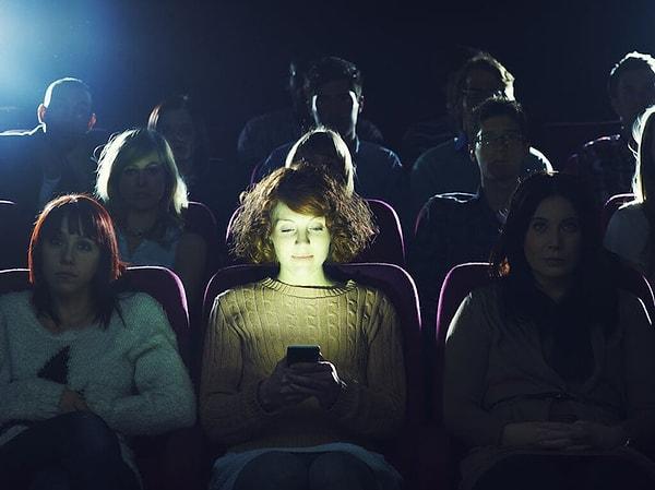 5. Sinemada, tiyatroda, karanlık ortamda herhangi bir gösteri izlerken telefonla uğraşılmaz.