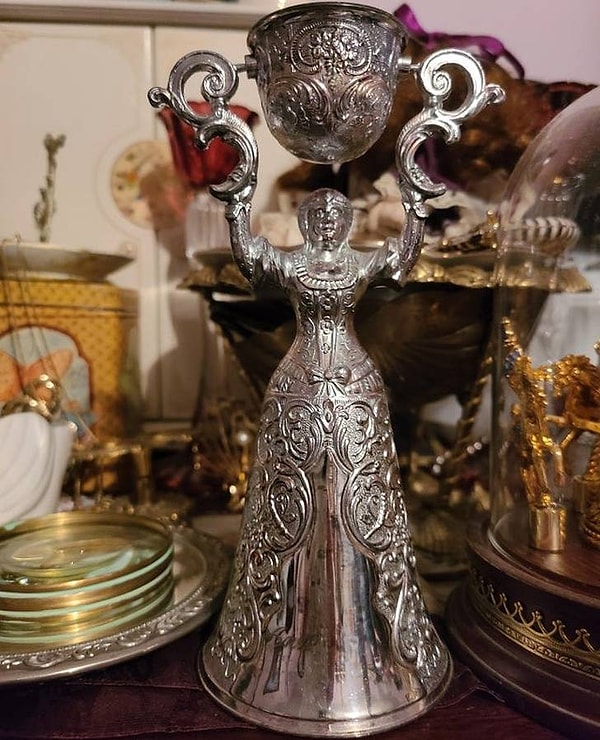 11. «Интересная находка, сделанная пару лет назад, - нюрнбергская свадебная чашка с неполной надписью «Anni»».