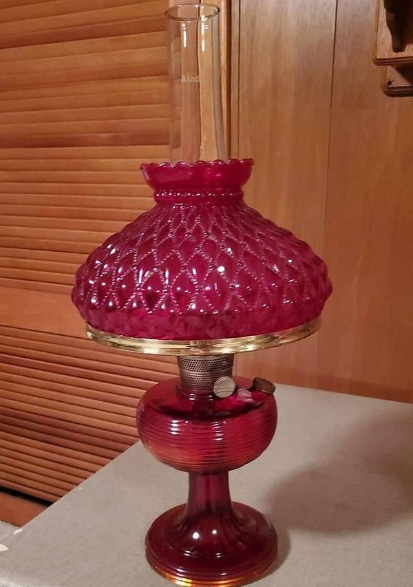 12. «Лампа Аладдина из красного стекла моего дедушки 1930-х годов».