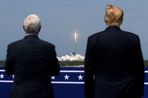 Fırlatma işlemi, 1969 yılında Ay'a gönderilen ilk uzay aracının fırlatıldığı yerden yapıldı. Uçuşu izleyenler arasında ABD Başkanı Trump ve Başkan Yardımcısı Pence de vardı.