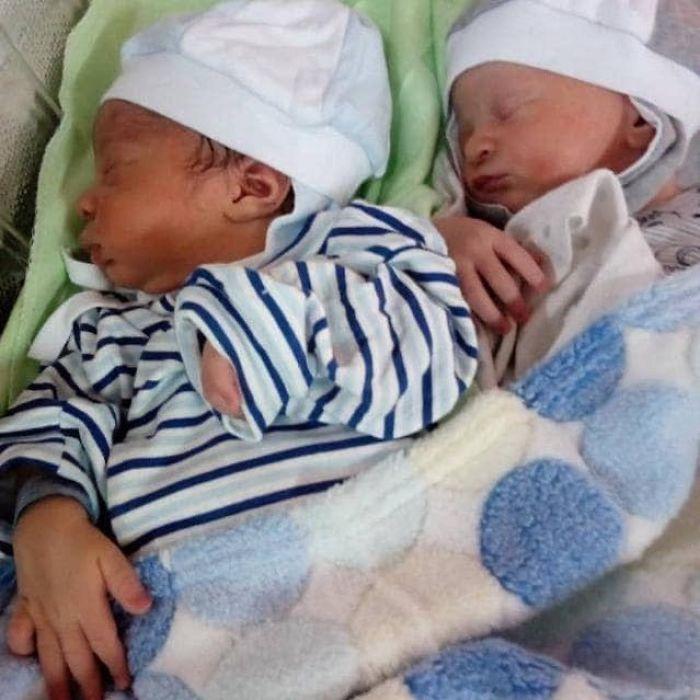 Туристы отец мать и два близнеца должны. Родились двойняшки. Двойняшки мальчики родились. Двойняшки с разным цветом кожи. Рождение двойняшек разного цвета кожи.