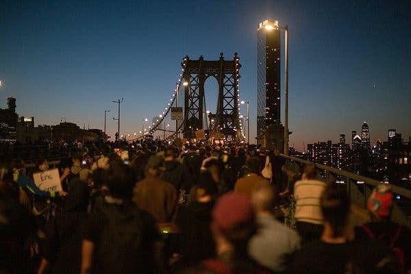 Brooklyn Köprüsü üzerinden Manhattan’a giren kalabalık bir protestocu grup, Union Meydanı’nda çevik kuvvet polisi ile karşı karşıya geldi.