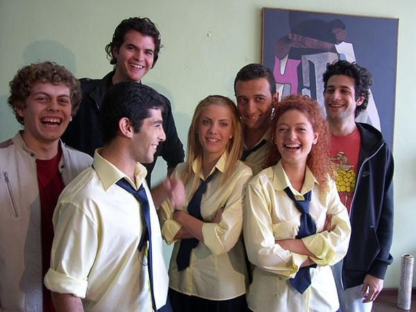 Show TV ekranlarında 2011 yılında yayın hayatına başlayan gençlik komedi dizisi olan Pis Yedili, orijinal karakterleriyle ve öyküsüyle dönemin gençlerini ekrana kitlemişti.