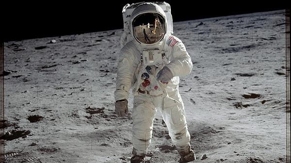 45 yılın ardından gelişen teknoloji ve imkanlara rağmen hala gidilmemesi ise Ay'a daha önce hiç gidilmediğini öne süren teorileri de düşündürmüyor değil.