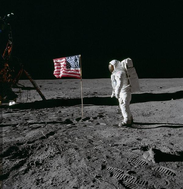 1969 yılında Ay'ı ilk kez ziyaret eden ABD hükumeti, Apollo'nun iniş alanlarını bulmasına yardımcı olmak için uyduları geliştirmek ve başlatmak için bugünün parasıyla milyonlarca dolar harcamıştır.