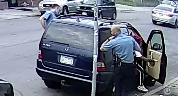 После этого на место происшествия прибывают полицейские. Сотрудники полиции Томас Лейн и Александр Куэн направляются в машину.