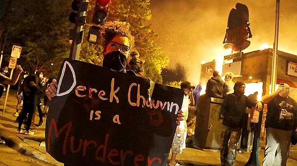 Наконец сердце Флойда останавливается. Когда он сел в скорую, его борьба с жизнью продолжалась около пяти минут, но, к сожалению, он скончался.