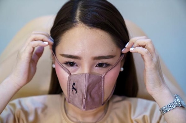 Клиника заявила, что на данный момент эти маски не продаются вне клиники, отметив, что у них есть 100 "многоразовых" масок.