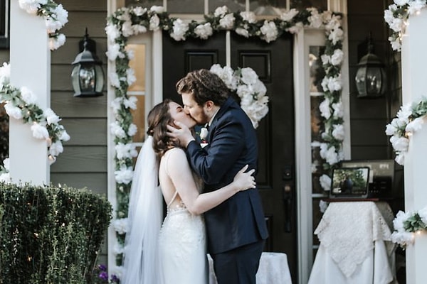 "Мы провели нашу свадьбу во время коронавируса во дворе дома, с нашими семьями, которые были в своих автомобилях в нескольких метрах от нас, и в прямом эфире. Самый прекрасный день!"