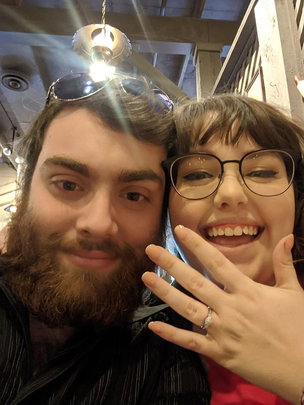 "Наша свадьба, которую мы планировали в течение нескольких месяцев из-за коронавируса, была отменена. Но сегодня мы поженились одни. Я не мог быть счастливее.Я люблю женщину рядом со мной с четырех лет."