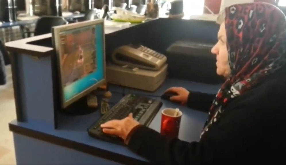 İnternet Kafede Metin 2 Oynayan Teyzenin Muhteşem Görüntüleri