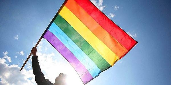Ve evet. LGBTİ+'nin sembolü bayraklar da gökkuşağının renklerinden oluşuyor. Ama biz şunu söylemekten hiç vazgeçmeyeceğiz homofobi değil, nefret değil, sevgi kazanacak!