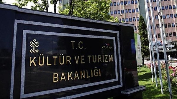 Kültür ve Turizm Bakanlığı yayınladığı genelge ile turizm faaliyetlerini güvenli şekilde gerçekleştirmeyi planlıyor ve turist rehberlerinin de uyması gereken kuralları açıkladı.