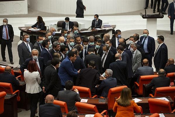 Maddelerin kabul edilmesinin ardından verilen arada MHP ve CHP milletvekilleri arasında kısa süreli arbede yaşandı.
