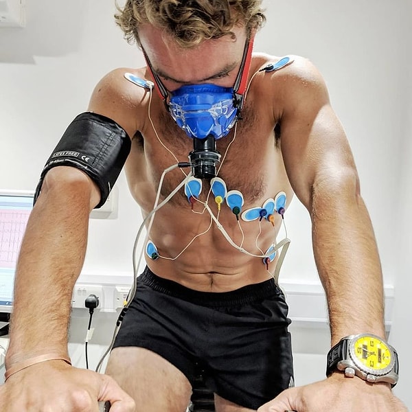 Росс начал с 80 кг и 13% жира, он набрал 4 кг мышечной массы и 2 кг жира, увеличив уровень жира в организме до 15%, и в итоге он весил 85 кг