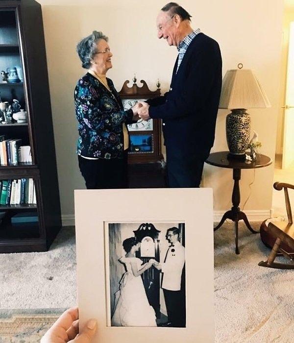 21. "İkisi de 81 yaşında ve dullardı. Büyükannem tam 64 yıl sonra mezuniyet balosuna gittiği partneriyle evlendi."