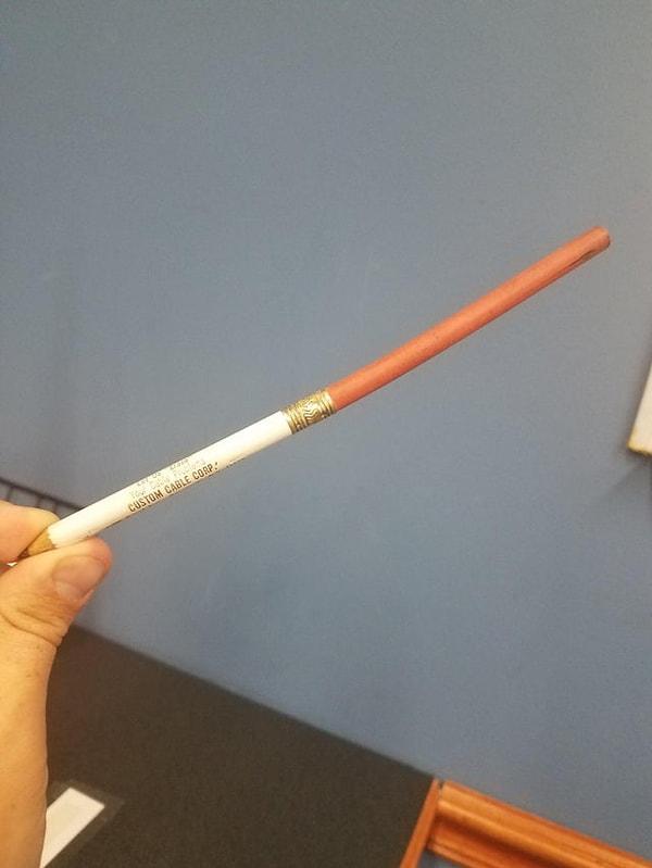 8. Olması gerekenden çok daha uzun bir silgiye sahip olan bu kurşun kalem: