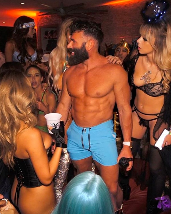 Если у вас есть Инстаграм, то вы наверняка наслышаны о Дэне Билзеряне, который известен своим вычурным образом жизни и бешенными тусовками.