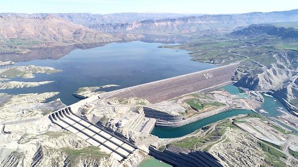 Devlet Su İşleri'ne (DSİ) göre, 8,5 milyar TL'ye mâl olan Ilısu Barajı, ülkedeki en fazla enerji üreten dördüncü baraj olacak ve yıllık ortalama 4,12 milyar kilowatt saat elektrik üretecek.