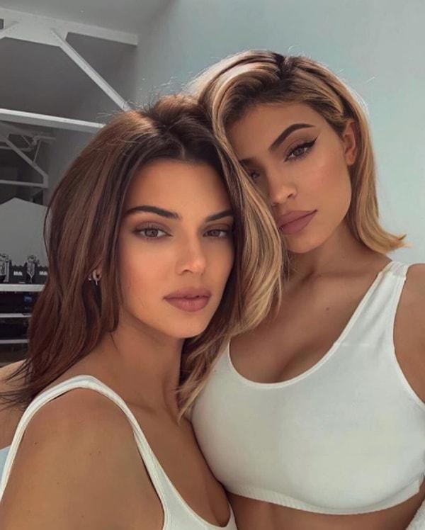 Kylie ve Kendall Jenner kardeşler babalarının cinsiyet geçiş ameliyatının ardından nasıl bir ilişkileri olduğu hakkında ilk defa konuştular.
