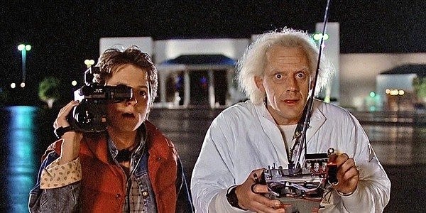 В видео можно увидеть маски, которые мы носим из-за коронавируса, последние слова Джорджа Флойда "Я не могу дышать", протесты в Америке с табличками "Black lives matter", и многое другое.