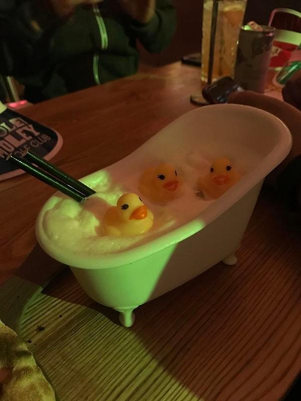 1. "Kokteylim bu şekilde geldi. Minyatür küvet içerisinde minyatür ördeklerle beraber."