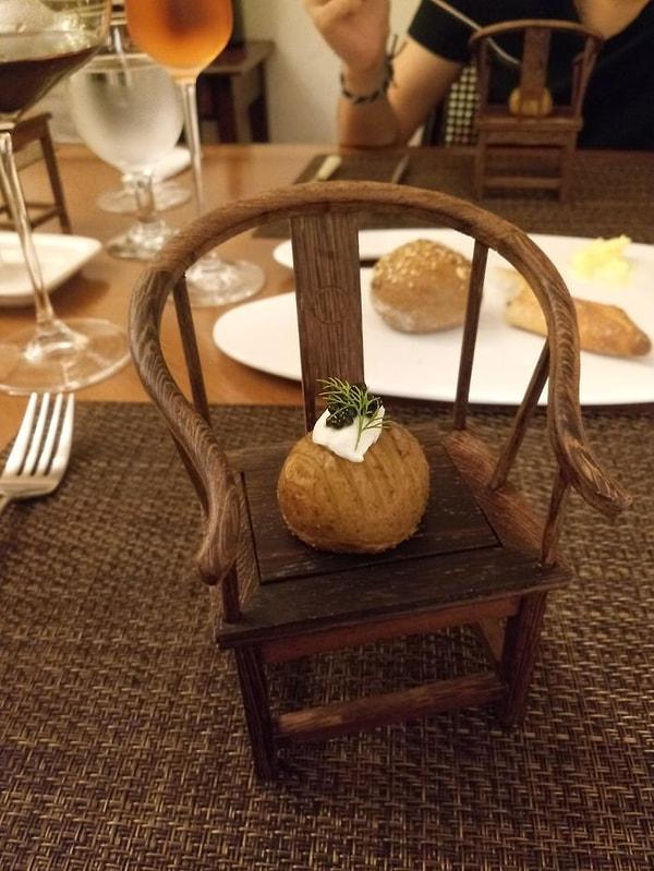 4. "Arkadaşıma küçük bir sandalyede, tek bir patates servis edilmişti."